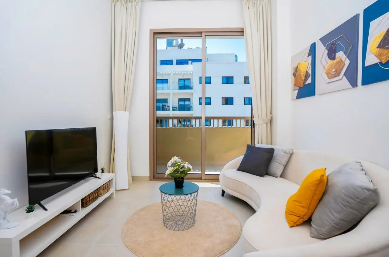 Harmony Point, Dubai Industrial City: Living room