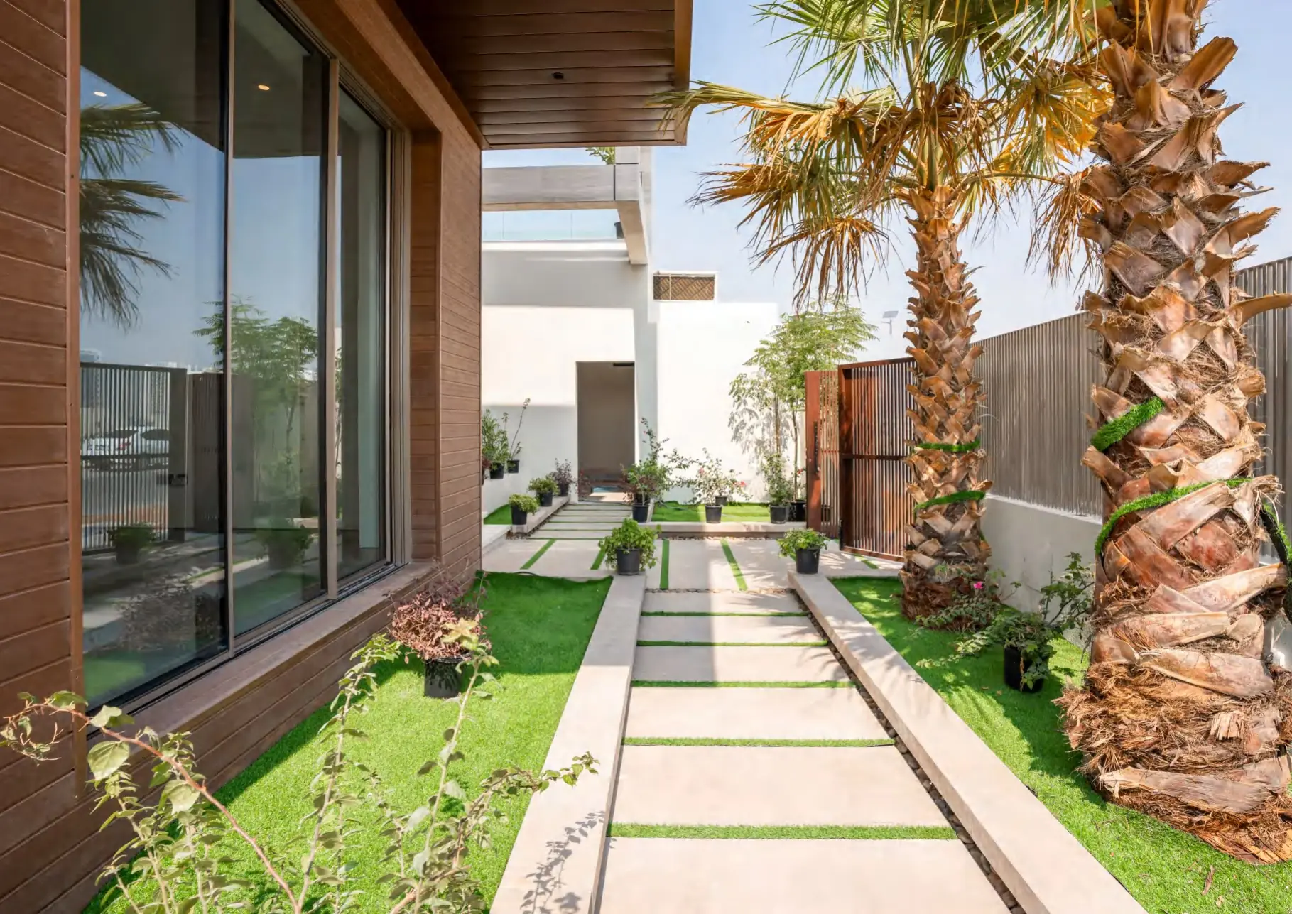 Villa Sukoon, Furjan West, Dubai: Side garden