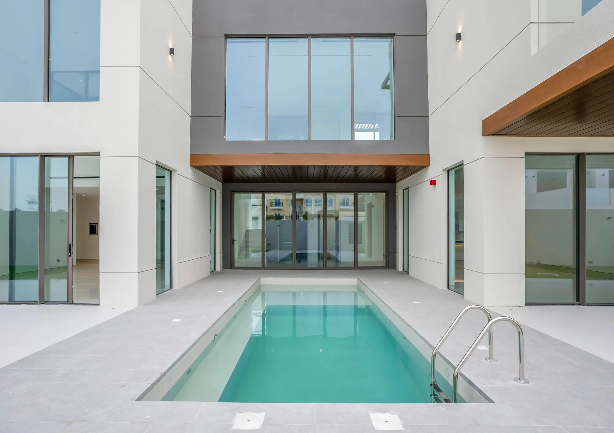Villa Treize, Furjan West, Dubai: Pool courtyard